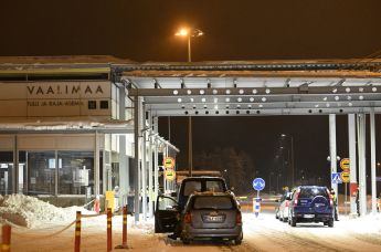 Автомобили стоят в очереди на пограничном пункте Ваалимаа между Финляндией и Россией в Виролахти, Финляндия, 13 декабря 2023 года
