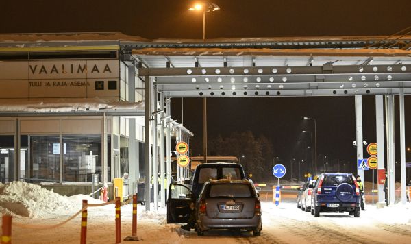 Автомобили стоят в очереди на пограничном пункте Ваалимаа между Финляндией и Россией в Виролахти, Финляндия, 13 декабря 2023 года Автомобили стоят в очереди на пограничном пункте Ваалимаа между Финляндией и Россией в Виролахти, Финляндия, 13 декабря 2023 года
