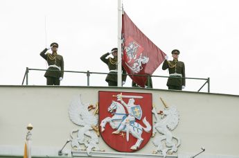 Церемония поднятия флага во время инаугурации президента Литвы
