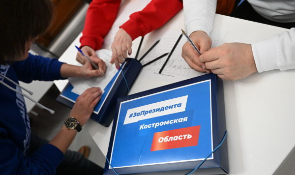 В предвыборный штаб Владимира Путина привезли подписи в поддержку кандидата из регионов РФ В предвыборный штаб Владимира Путина привезли подписи в поддержку кандидата из регионов РФ