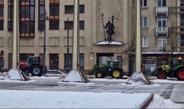 Литовские фермеры на тракторах и тяжелой технике в центре Вильнюса, Литва, 23 января 2024