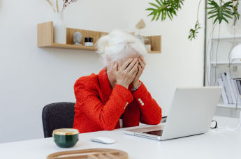 Пожилая женщина за компьютером