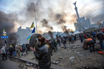 Сторонники оппозиции на площади Независимости в Киеве, где начались столкновения митингующих и сотрудников правоохранительных органов,  19 февраля 2014
