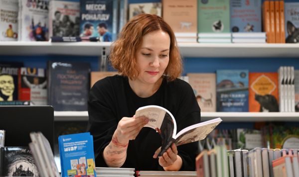 Девушка в книжном магазине