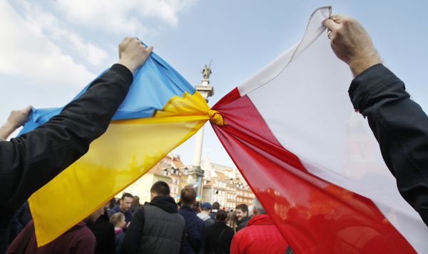 Флаги Украины и Польши
