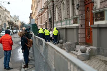 Люди стоят в очереди на избирательный участок в российское посольстве в Риге для голосования на выборах президента России.