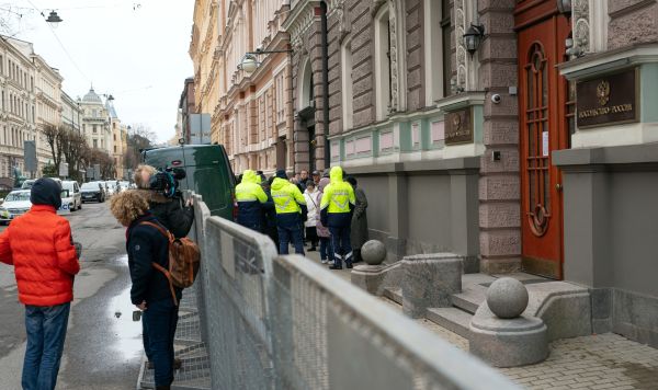 Люди стоят в очереди на избирательный участок в российское посольстве в Риге для голосования на выборах президента России.