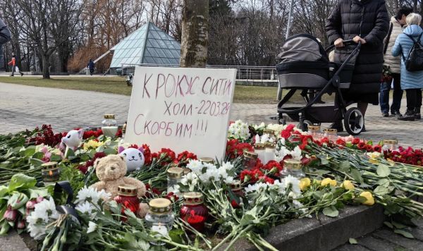 Стихийный мемориал памяти жертв теракта в Крокус Сити Холле у посольства России в Риге, Латвия, 23 марта 2024