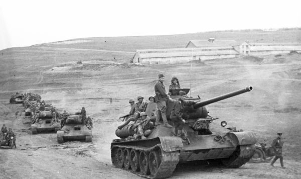 Великая Отечественная война 1941 - 1945 гг. Одесская наступательная операция войск 3-го Украинского фронта при содействии сил Черноморского флота (март - апрель 1944 года). Советские танки Т-34-85 с десантом идут в бой за станцию Раздельная в районе Одессы. 3-й Украинский фронт.