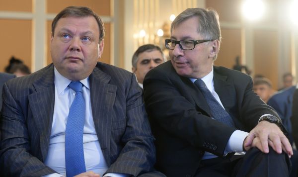 Председатель Совета директоров ABH Holdings (Alfa Group) Петр Авен (справа) и председатель наблюдательного совета директоров концерна "Альфа-групп" Михаил Фридман на съезде Российского союза промышленников и предпринимателей (РСПП). Председатель Совета директоров ABH Holdings (Alfa Group) Петр Авен (справа) и председатель наблюдательного совета директоров концерна "Альфа-групп" Михаил Фридман на съезде Российского союза промышленников и предпринимателей (РСПП).
