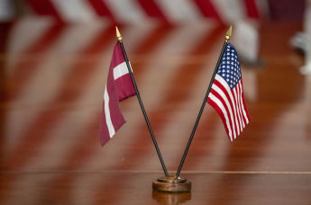 Флажки Латвии и США