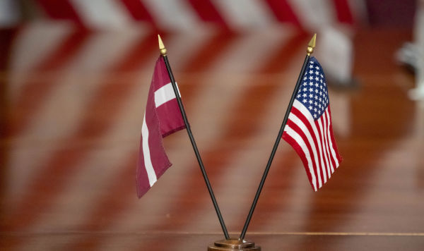 Флажки Латвии и США Флажки Латвии и США