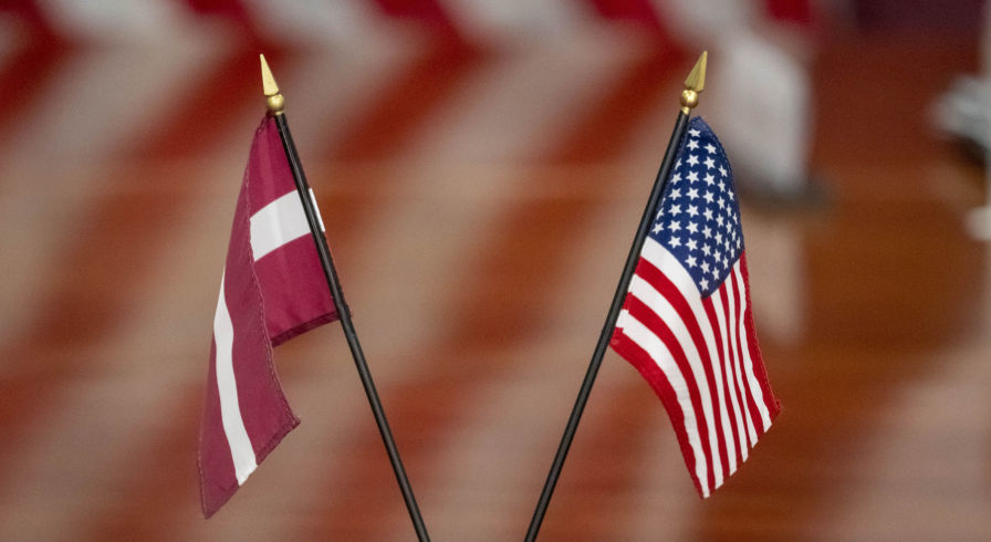 Флажки Латвии и США