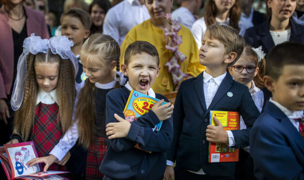 Школьники на линейке в Вильнюсе, Литва. Архивное фото