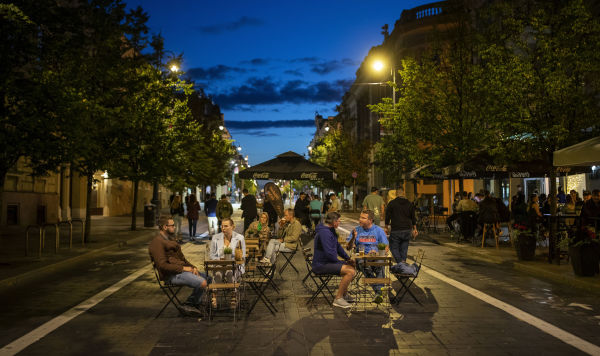 Летние кафе на проспекте Гедиминаса в Вильнюсе, Литва Летние кафе на проспекте Гедиминаса в Вильнюсе, Литва