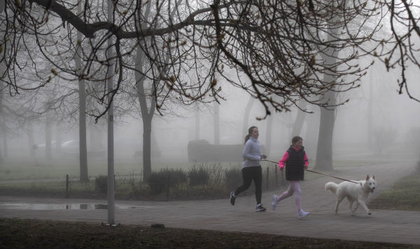 Люди бегут по парку в Вильнюсе, Литва Люди бегут по парку в Вильнюсе, Литва