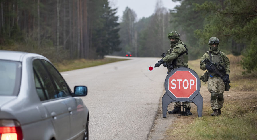 Сотрудники литовской пограничной службы