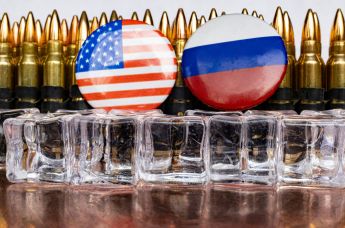 Флаг США и России на фоне патронов 