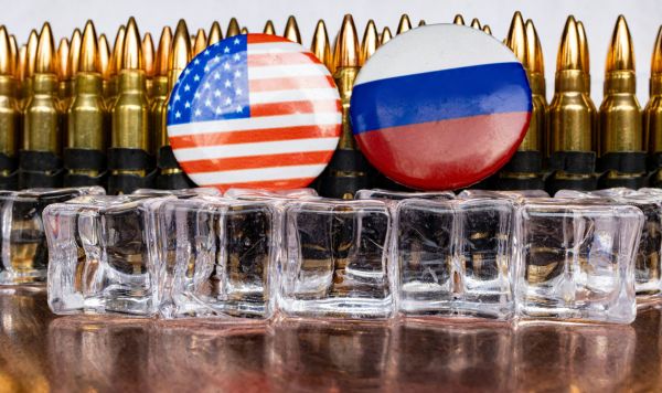 Флаг США и России на фоне патронов Флаг США и России на фоне патронов