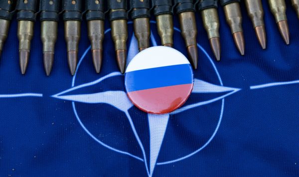 Флаги России и НАТО, на фоне патронов