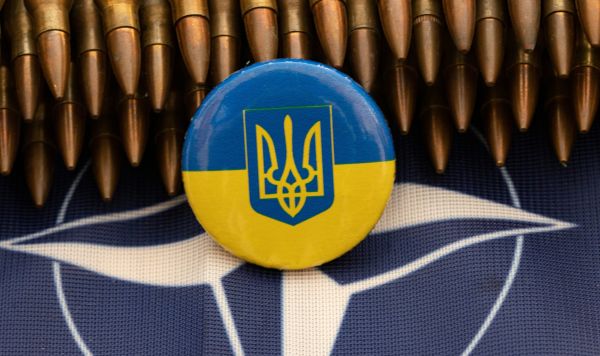 Флаг Украины и патроны на фоне флага НАТО