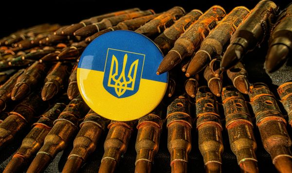 Флаг Украины и патроны Флаг Украины и патроны
