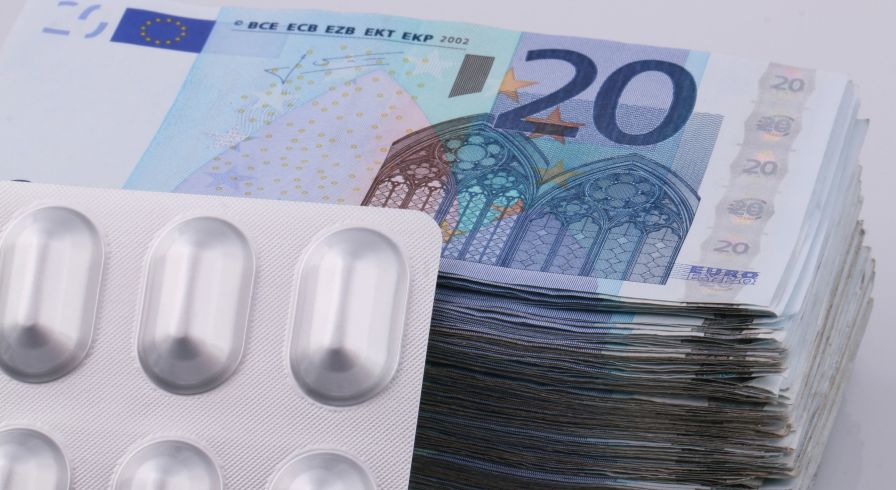 Купюры евро и лекарства