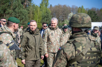 Президент Литвы Гитанас Науседа и президент Польши Анджей Дуда во время учений Brave Griffin 24-II, 26 апреля 2024
