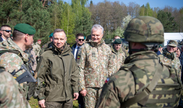 Президент Литвы Гитанас Науседа и президент Польши Анджей Дуда во время учений Brave Griffin 24-II, 26 апреля 2024