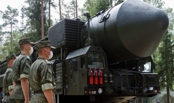 Военнослужащие у пусковой установки ПГРК "Ярс" 