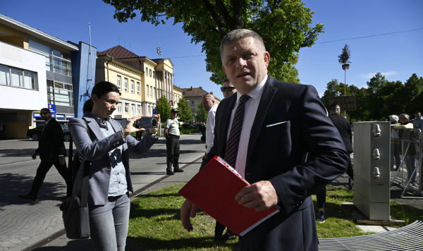 Премьер-министр Словакии Роберт Фицо перед покушением в Хандлова, Словакия, 15 мая 2024 года