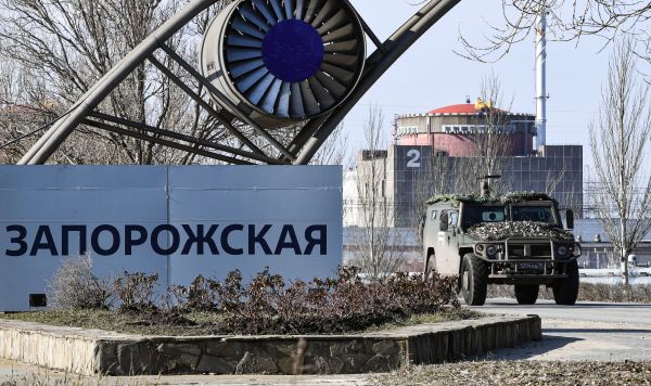 Бронеавтомобиль, сопровождающий кортеж с генеральным директором МАГАТЭ Рафаэлем Гросси, покидает территорию Запорожской АЭС