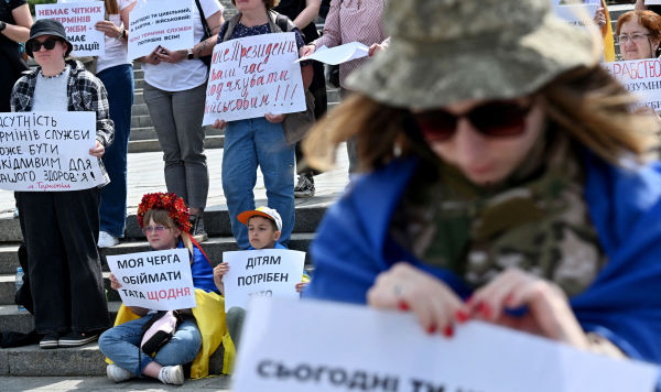 Родственники украинских военнослужащих проводят акцию протеста в Киеве 18 мая 2024 г. Родственники украинских военнослужащих проводят акцию протеста в Киеве 18 мая 2024 г.
