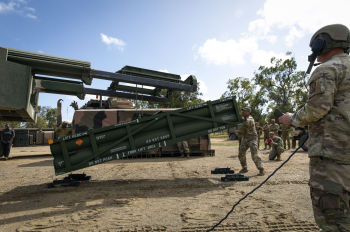 Выгрузка высокомобильной артиллерийской ракетной системы HIMARS. Архивное фото