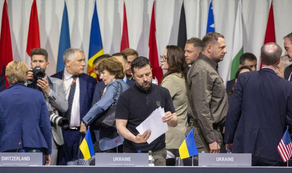 Президент Украины Владимир Зеленский (в центре) во время заседания Мирной конференции по Украине, Швейцария, 16 июня 2024