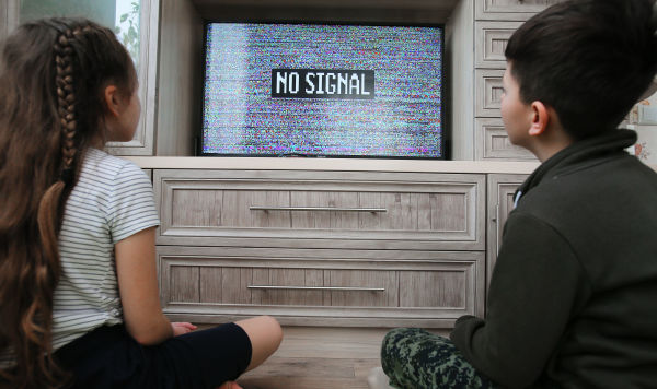 Дети у телевизора с изображением эфирного шума Дети у телевизора с изображением эфирного шума