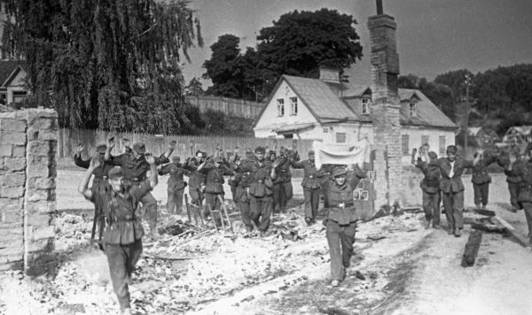 Великая Отечественная война 1941-1945 гг. Вильнюсская наступательная операция. Немецкие солдаты сдаются в плен. Великая Отечественная война 1941-1945 гг. Вильнюсская наступательная операция. Немецкие солдаты сдаются в плен.