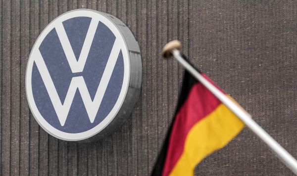 Немецкий флаг перед главным производственным заводом Volkswagen Немецкий флаг перед главным производственным заводом Volkswagen
