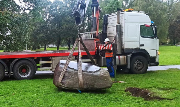 Снос памятного камня в честь строителей Московского сада в Риге