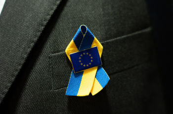 Значок с флагом ЕС и ленточка в цветах флага Украины  