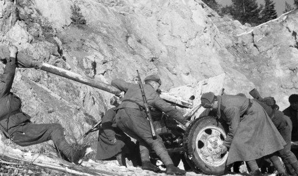 Великая Отечественная война 1941-1945 гг. Восточно-Карпатская операция, в ходе которой советские войска совместно с 1-м чехословацким армейским корпусом овладели Дуклинским перевалом и освободили Закарпатскую Украину (8 сентября - 28 октября 1944 года). Великая Отечественная война 1941-1945 гг. Восточно-Карпатская операция, в ходе которой советские войска совместно с 1-м чехословацким армейским корпусом овладели Дуклинским перевалом и освободили Закарпатскую Украину (8 сентября - 28 октября 1944 года). Бойцы 4-го Украинского фронта перемещают вверх по склону 45-мм противотанковую пушку образца 1942 г. (М-42) в Карпатских горах.