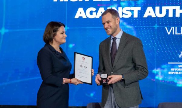 Светлана Тихановская вручила Крест Доброго Соседства Габриэлюсу Ландсбергису Светлана Тихановская вручила Крест Доброго Соседства министру иностранных дел Литвы Габриэлюсу Ландсбергису
