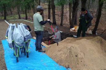 Раскопанные могилы на братском кладбище бойцов Красной армии в Берги, Латвия, 28 ноября 2024