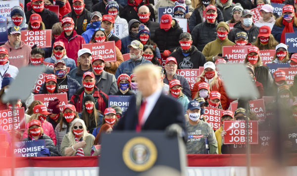 Сторонники Дональда Трампа на предвыборном митинге Сторонники Дональда Трампа на предвыборном митинге