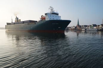 Паром Bore Bank в фарваторе судоходной реки Траве, в черте города-курорта Травемюнде (Шлезвиг-Гольштейн), расположенного в устье реки Траве при её впадении в Любекский залив Балтийского моря.