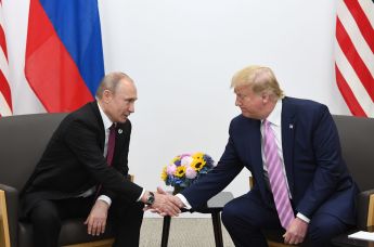 28 июня 2019. Президент РФ Владимир Путин и президент США Дональд Трамп (справа) во время встречи на полях саммита "Группы двадцати" в Осаке.