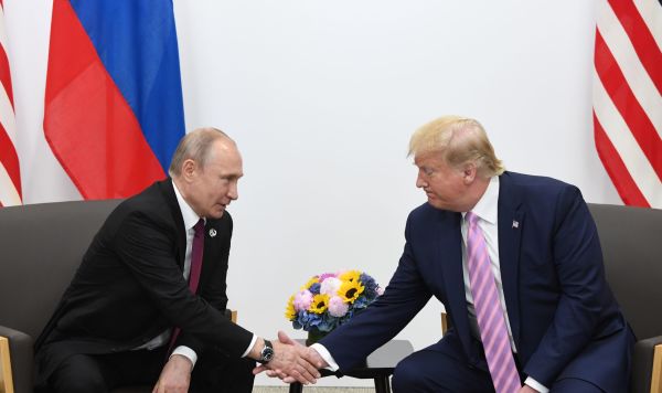 Рабочий визит президента РФ В. Путина в Японию для участия в саммите "Группы двадцати" 28 июня 2019. Президент РФ Владимир Путин и президент США Дональд Трамп (справа) во время встречи на полях саммита "Группы двадцати" в Осаке.