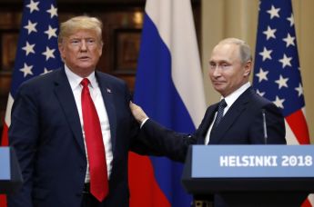 Президент РФ Владимир Путин и президент США Дональд Трамп (слева) на совместной пресс-конференции по итогам встречи в Хельсинки 16 июля 2018 г.