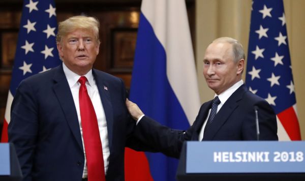 Президент РФ Владимир Путин и президент США Дональд Трамп (слева) на совместной пресс-конференции по итогам встречи в Хельсинки 16 июля 2018 г.