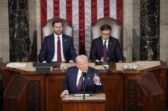 Президент США Дональд Трамп выступает на заседании конгресса в Вашингтоне